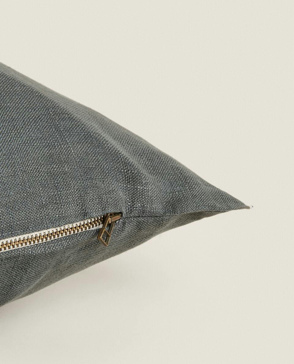 CAPA DE ALMOFADA COM ACABAMENTO EM OVERLOCK
