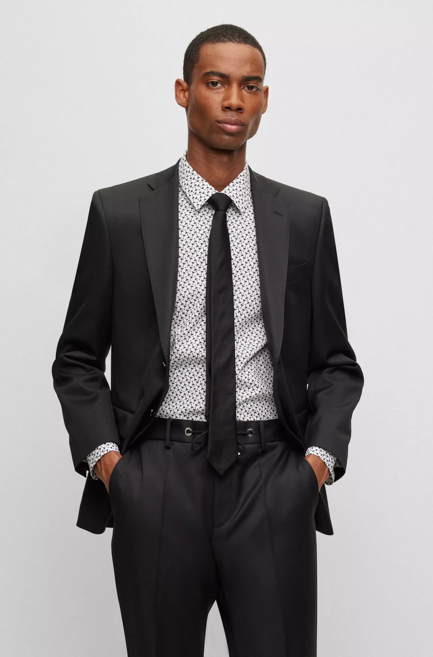 Camisa BOSS preta de corte slim em algodão elástico estampado.