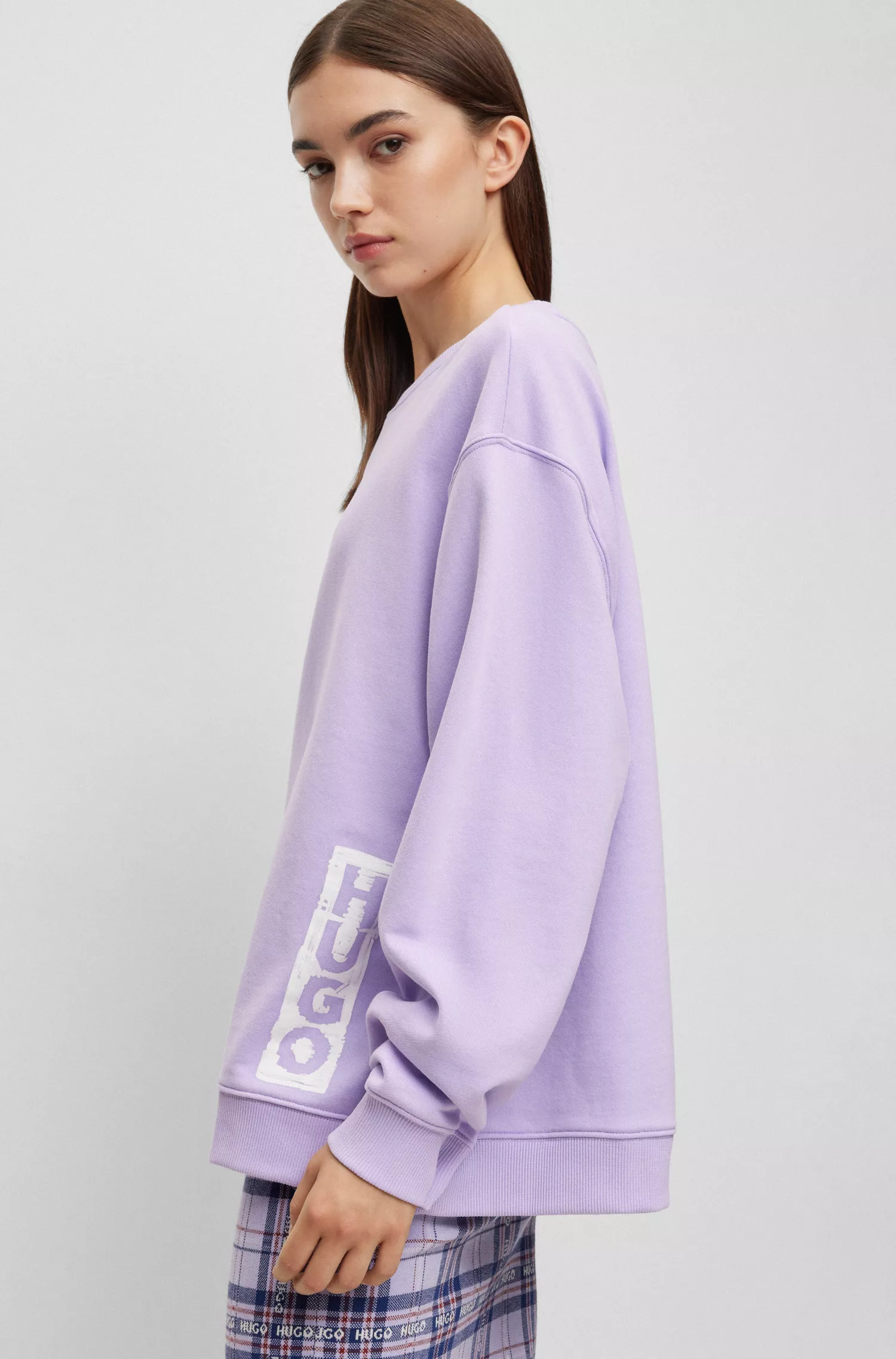 Moletom HUGO vermelho, modelagem oversized, em tecido felpudo francês com detalhe do logo.