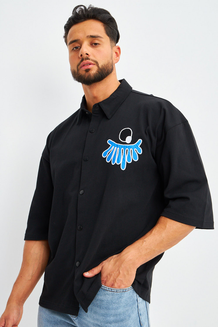 Chemise noire oversize à patchs