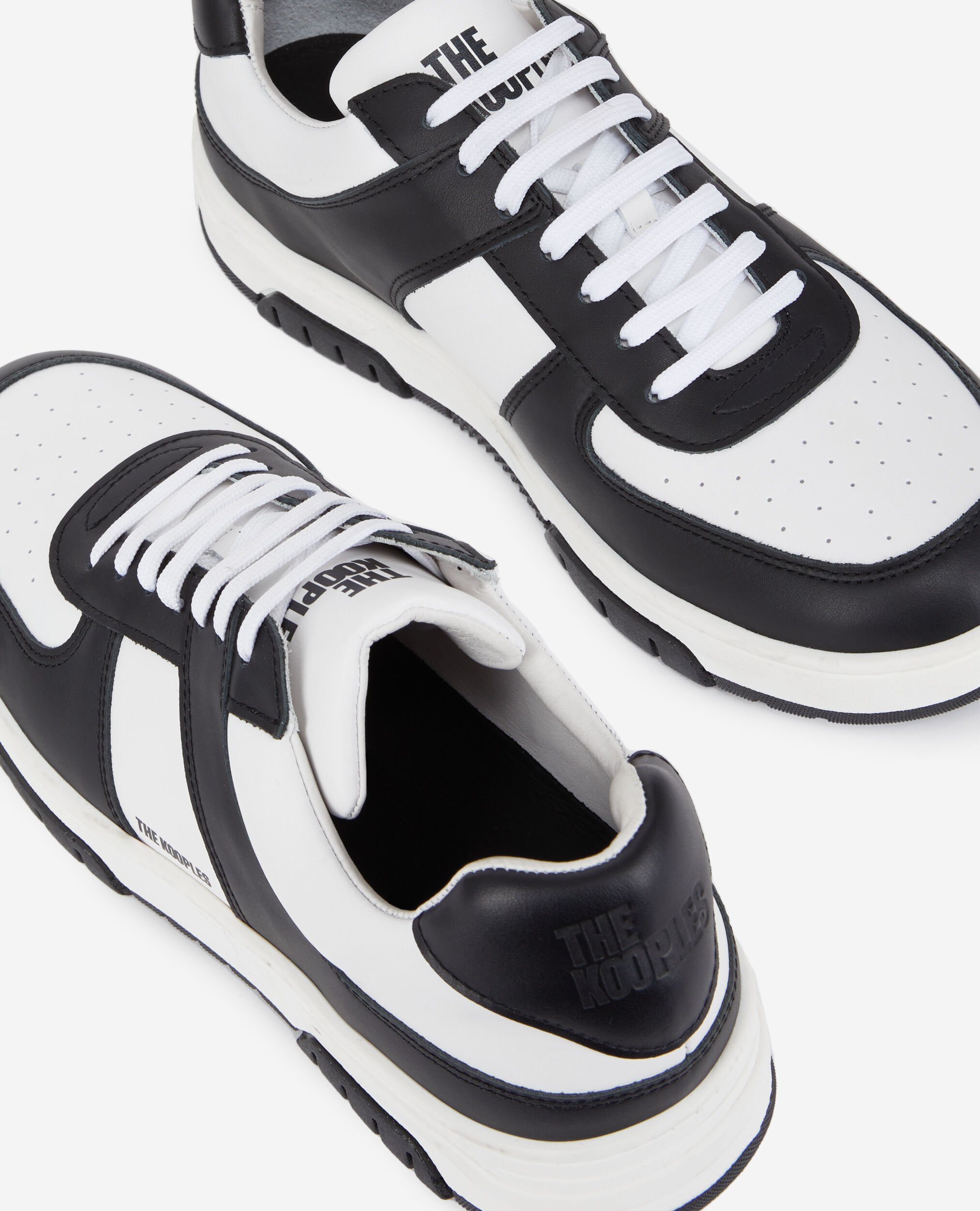 Baskets noires et blanches