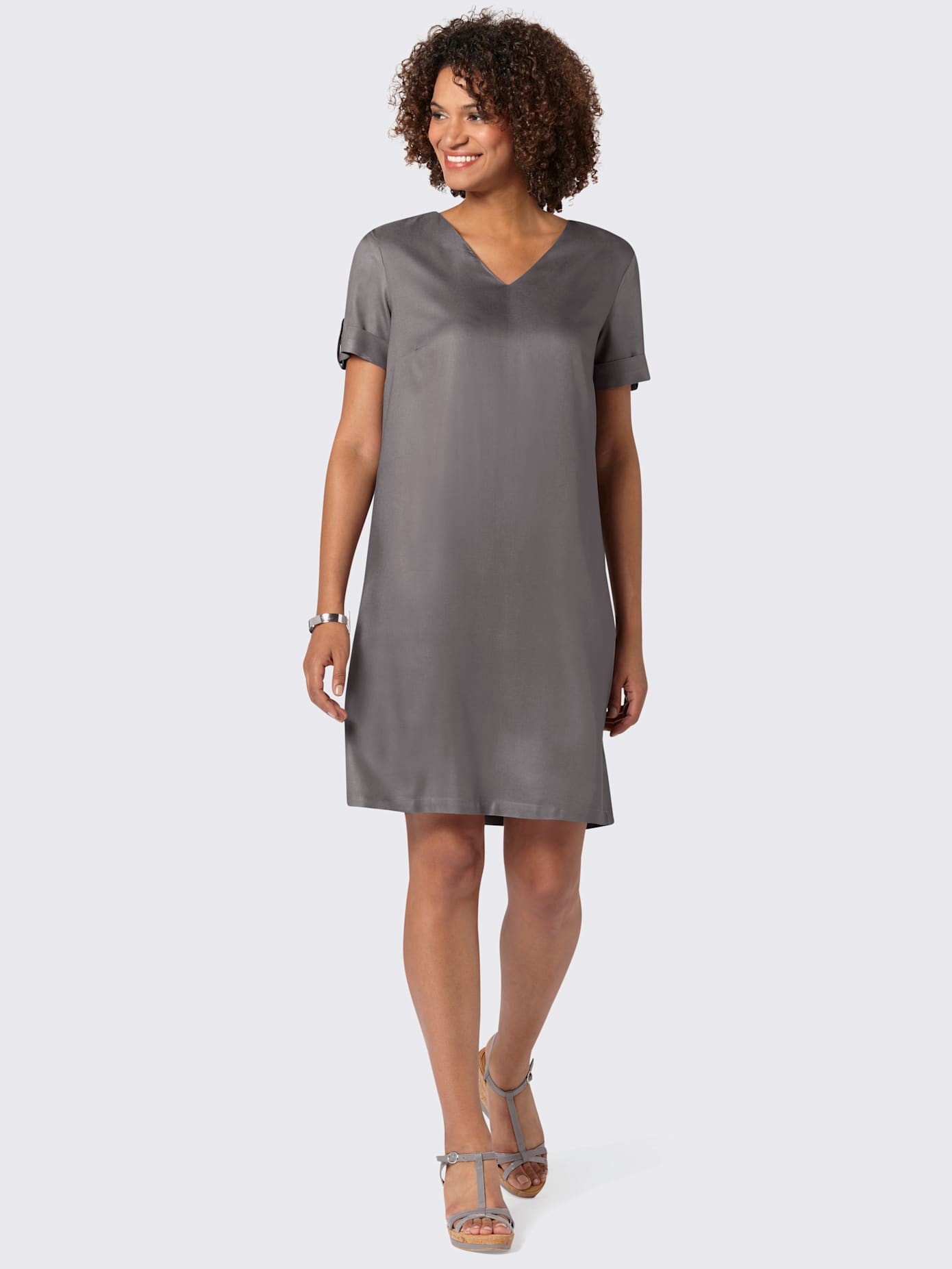 Robe col v manches courtes à revers et brides