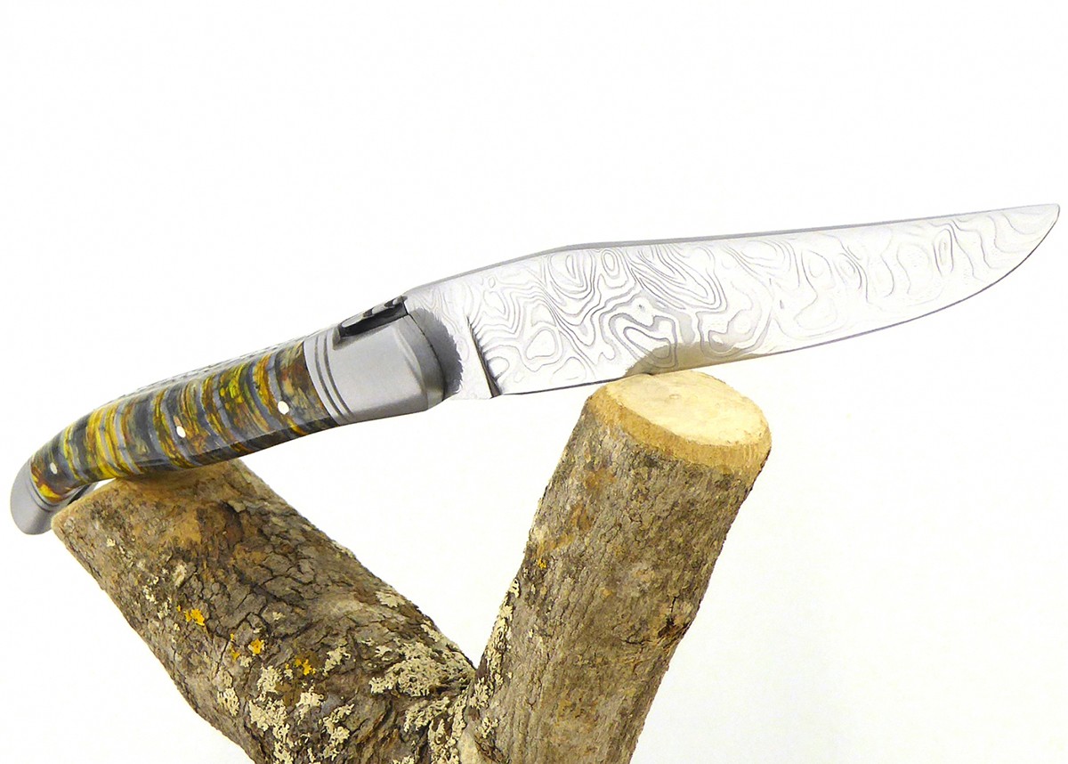 Couteau Laguiole avec un manche en Molaire de Mammouth teintée doré