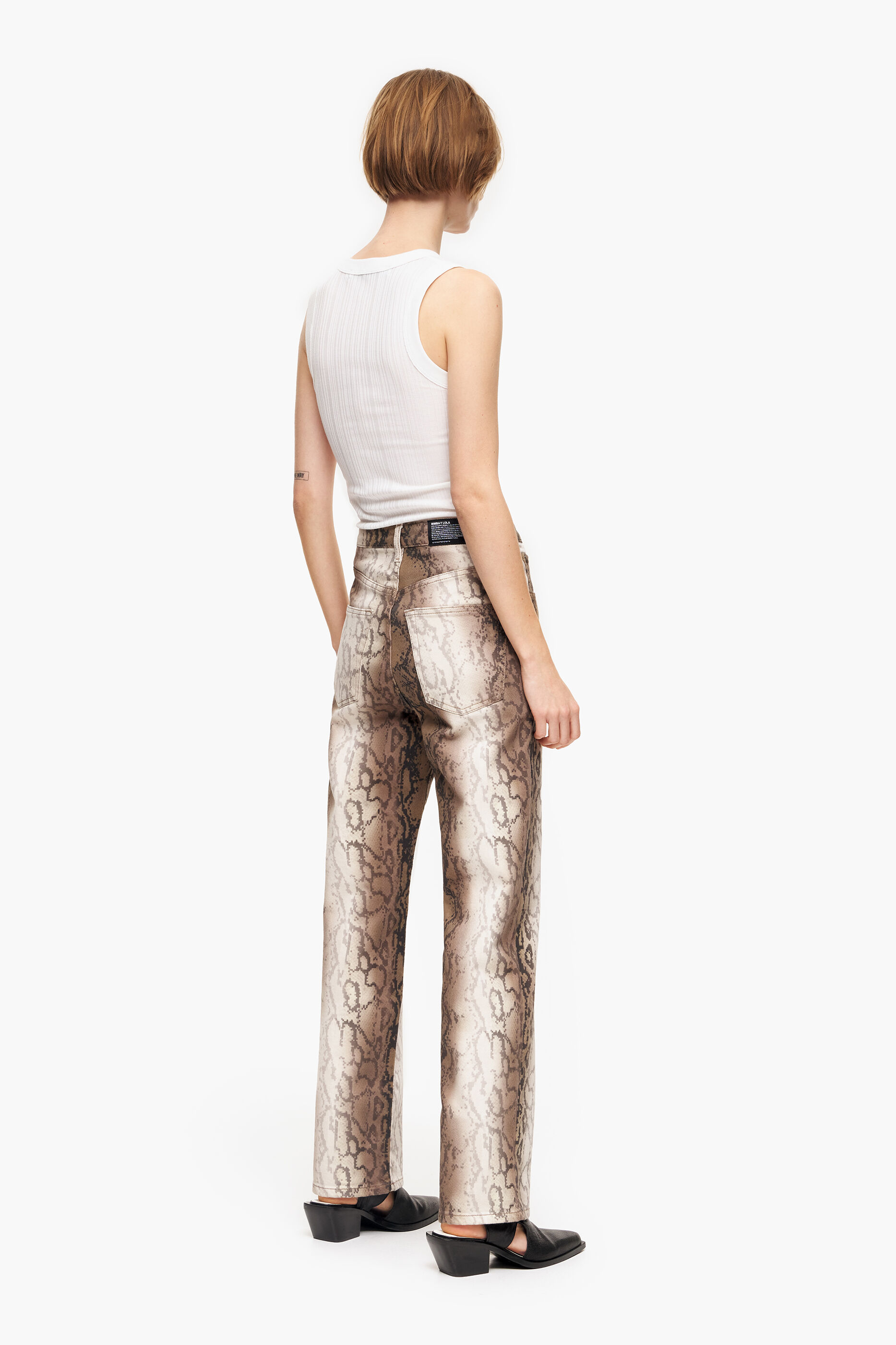 Calça jeans reta cropped - Estampa pixelada de píton cáqui