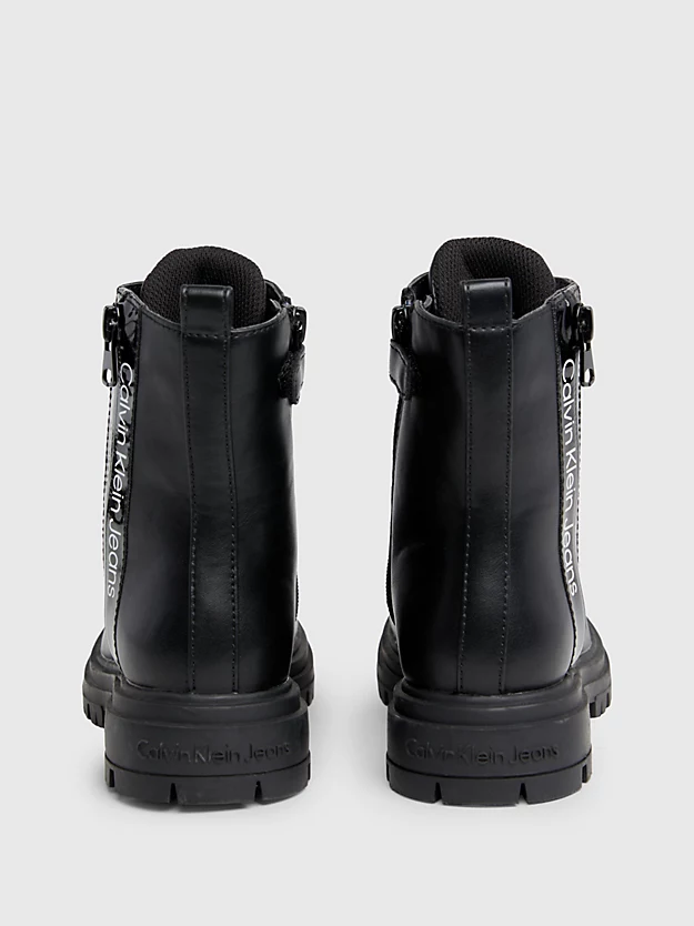 Botas infantis com cadarço