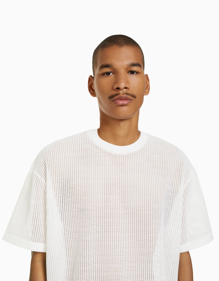 Camiseta de manga curta com modelagem quadrada e detalhes em tela