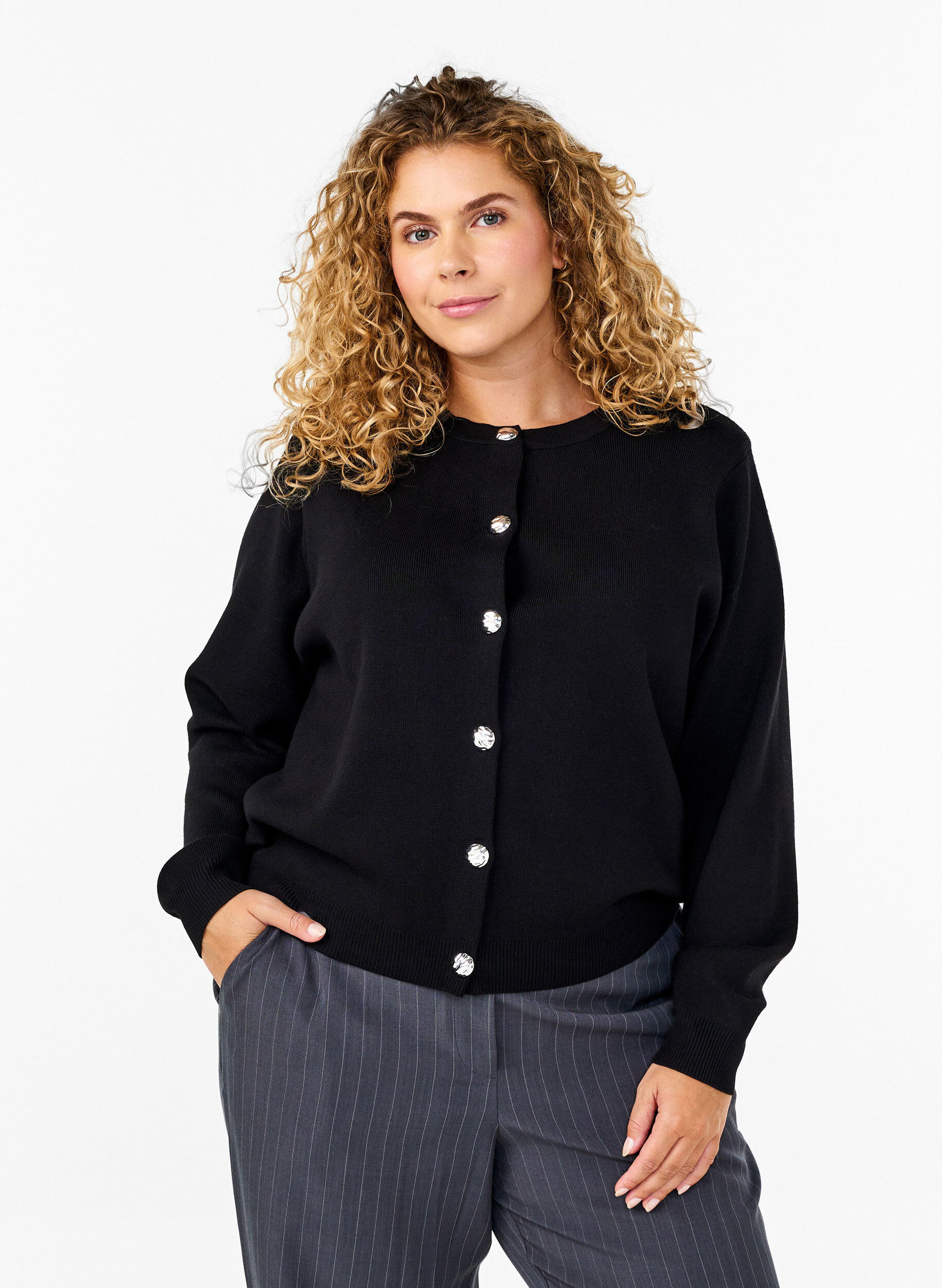 Strikcardigan med dekorative knapper