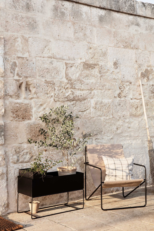 Ferm Living Desert fauteuil zwart onderstel Black/Soil