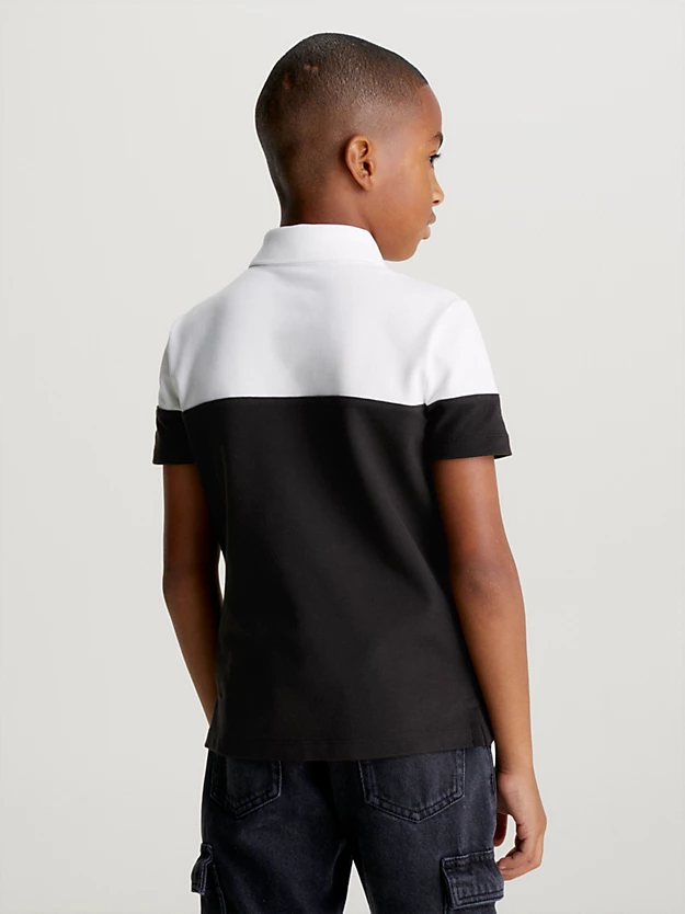 Camisa polo ajustada com listras vibrantes e coloridas.