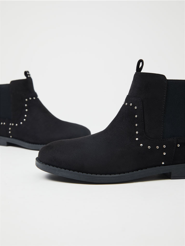 Botas de cano curto com tachas - Pretas