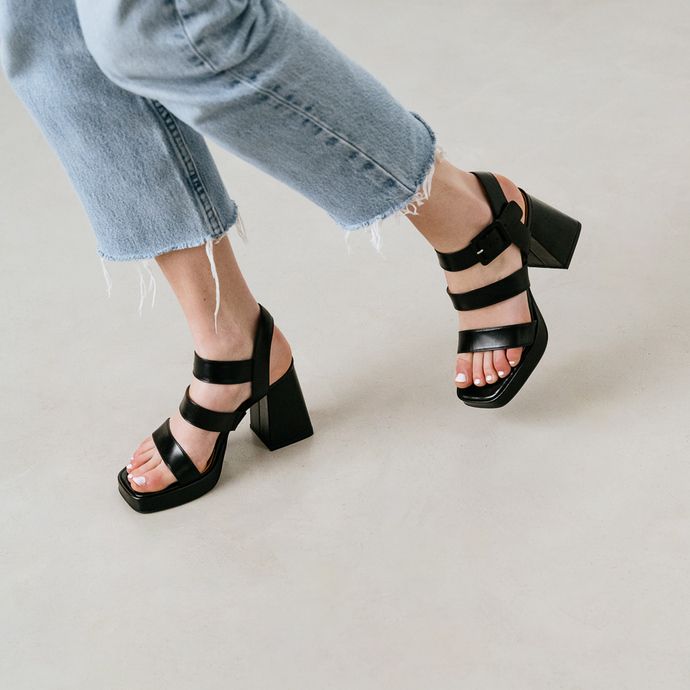 Sandales à brides ouvertes et plateformes  en cuir noir