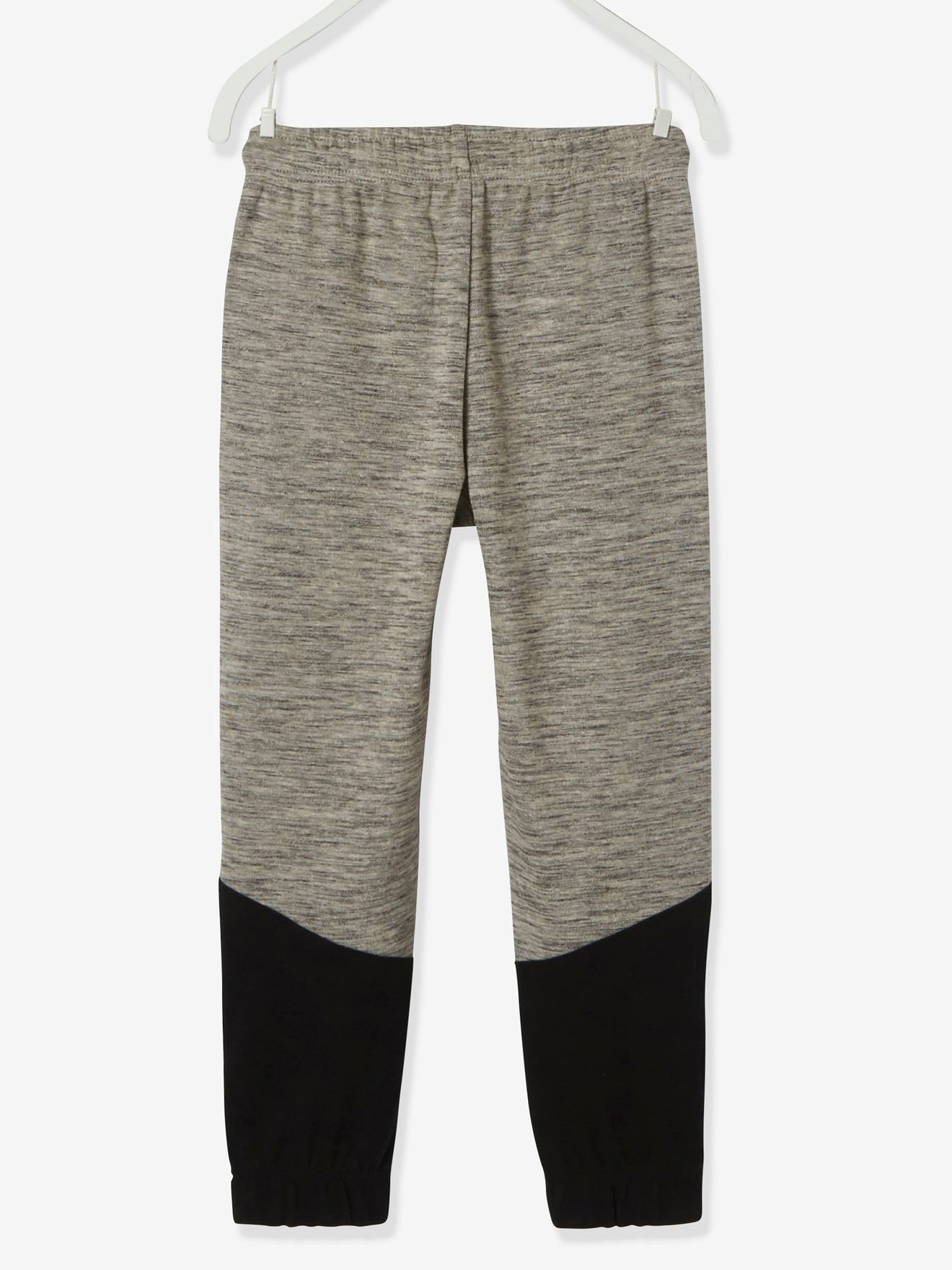 Calças esportivas infantis, em tecido técnico preto liso com estampas.