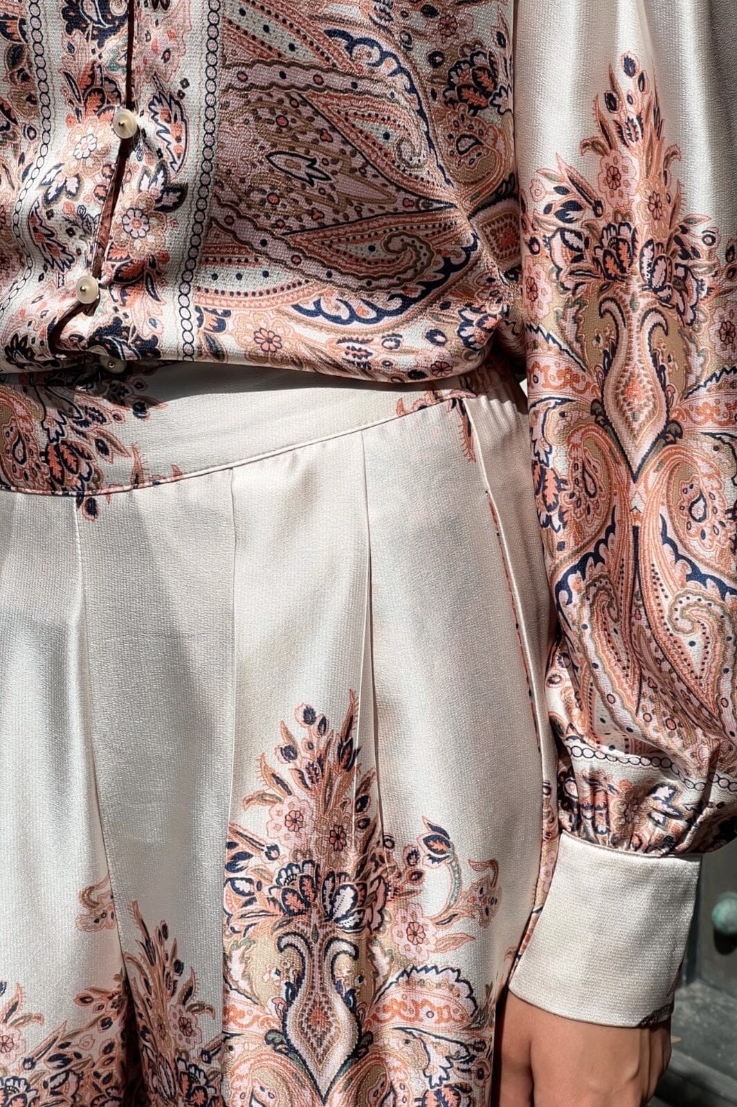 Neo Noir Massima Paisley Border Blouse creme