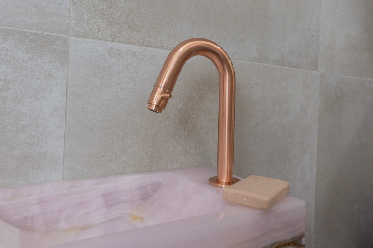 Saniclear Pink Onyx fonteinset met gebogen kraan in geborsteld koper