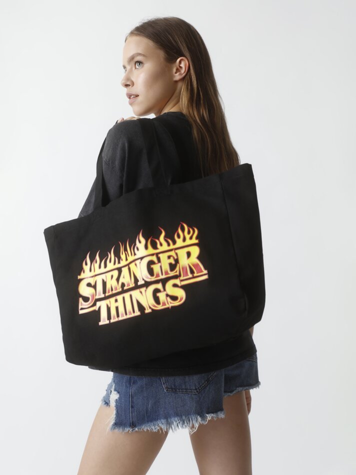 Camiseta estampada Stranger Things - Netflix - Preta