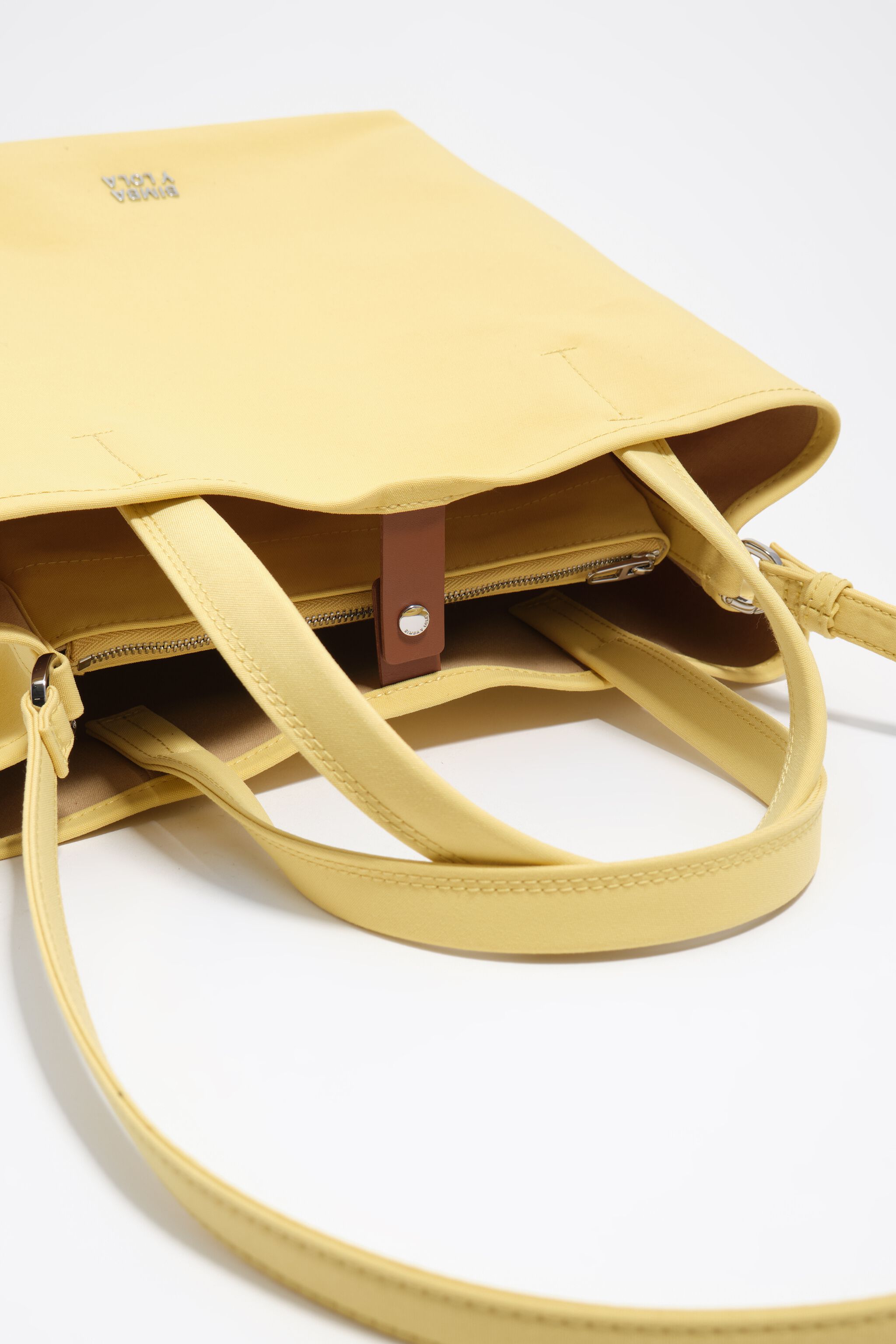 Bolsa grande de tecido com estampa de banana e estampa de Chihuahua.