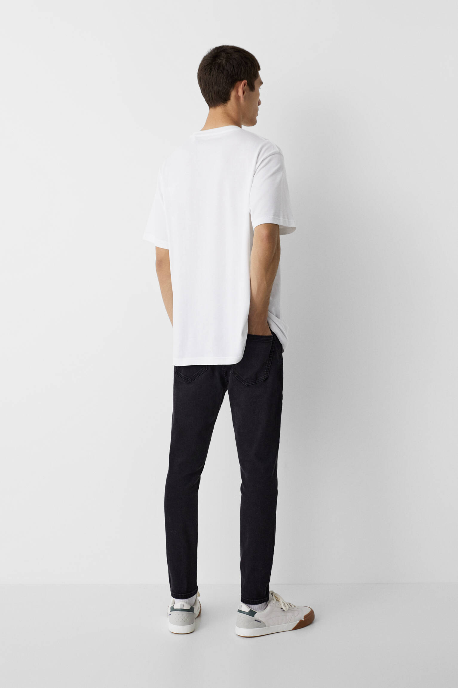 CALÇA JEANS BLACK CARROT FIT LAVADA NO QUADRIL - LAVAGEM PRETA