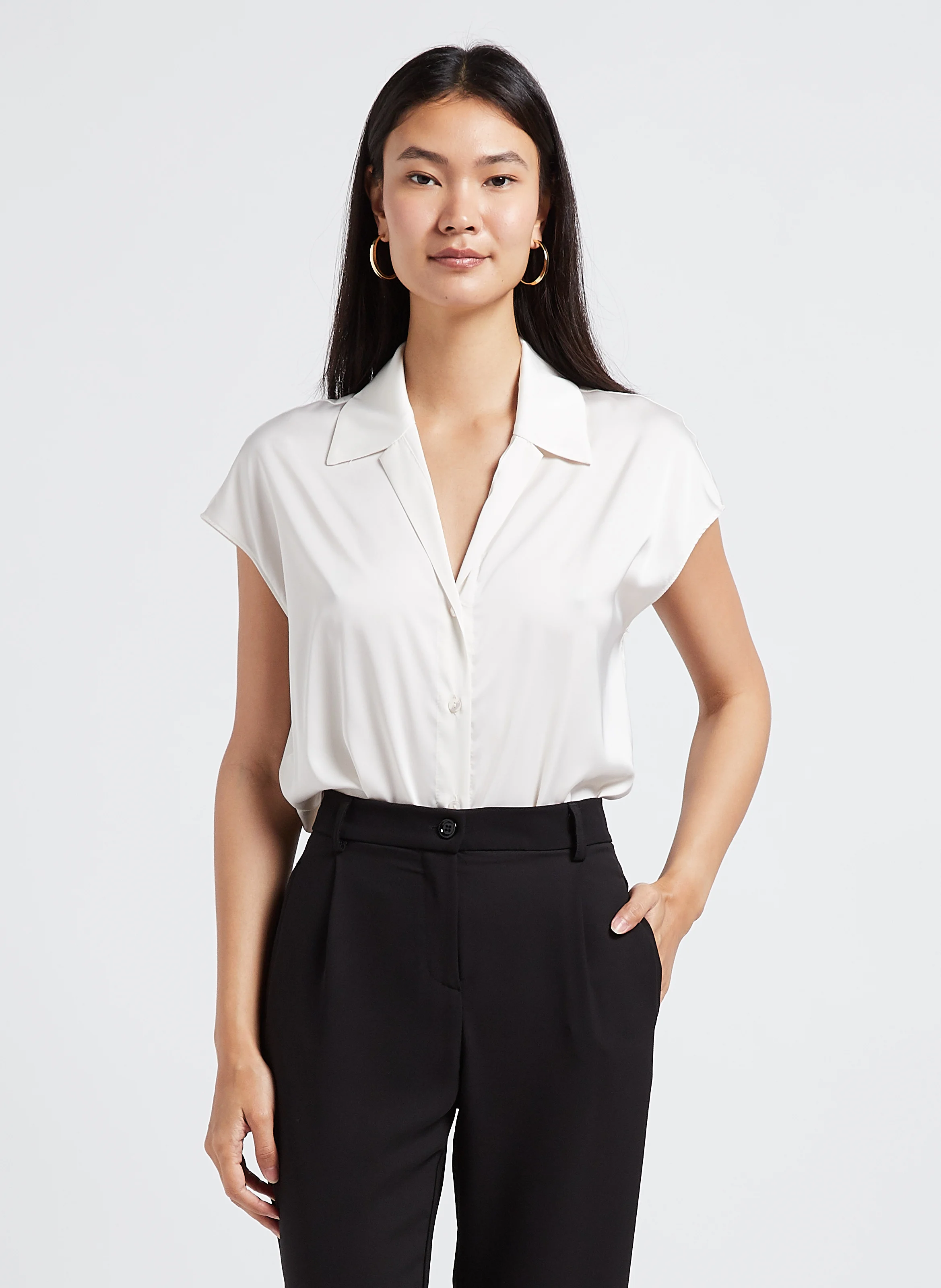 Chemise ample satinée à col en pointe | Beige