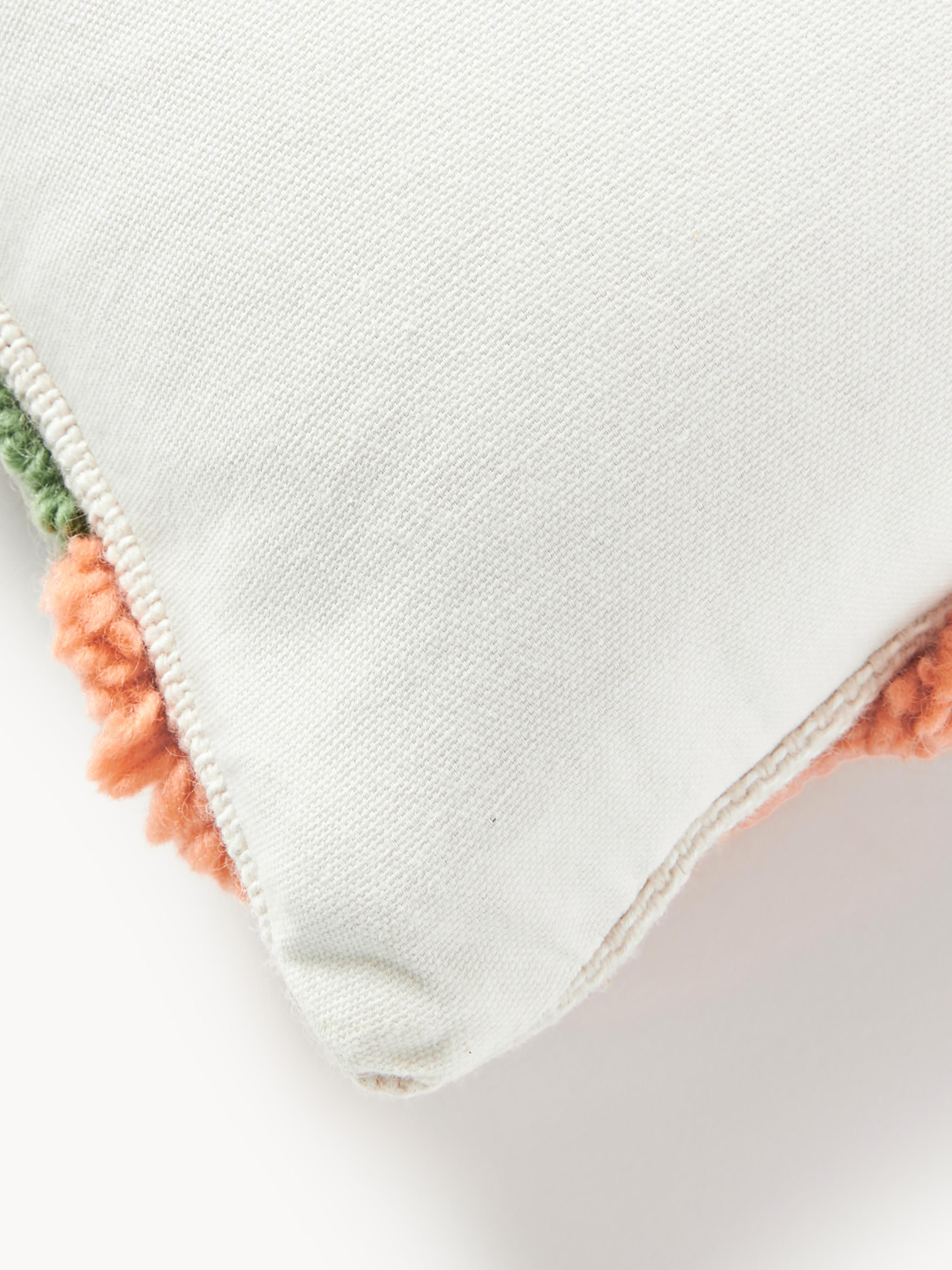 Handgetufte kussenhoes Jiri met getufte design