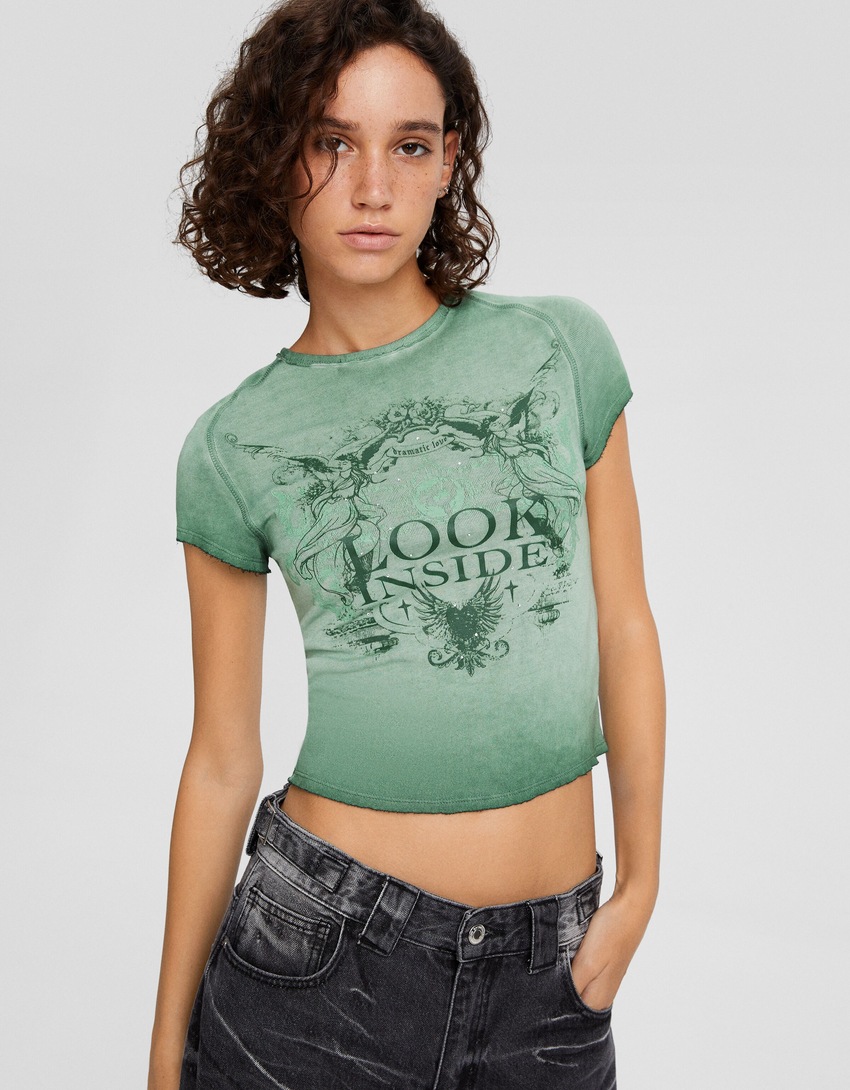 Camiseta de manga curta com efeito desbotado e aplicações de strass.
