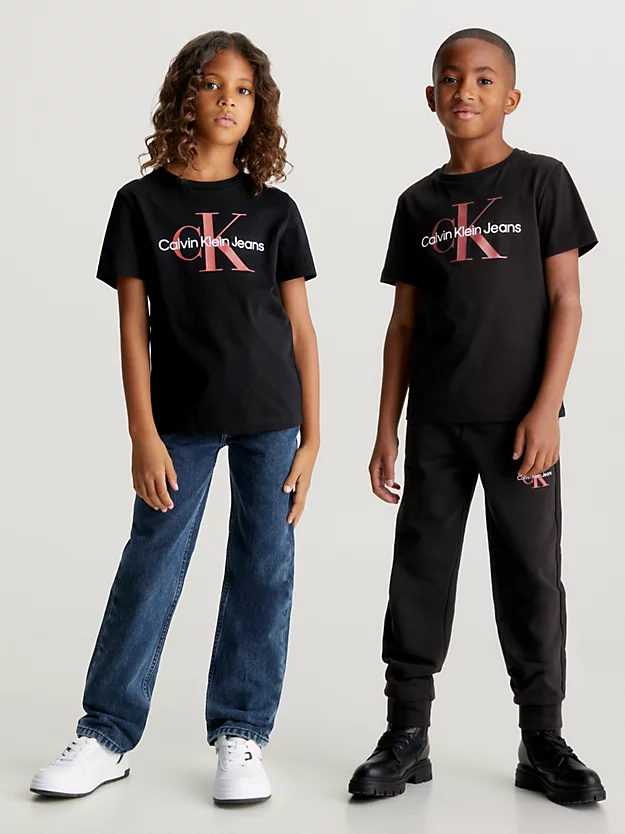 Camiseta infantil com logotipo