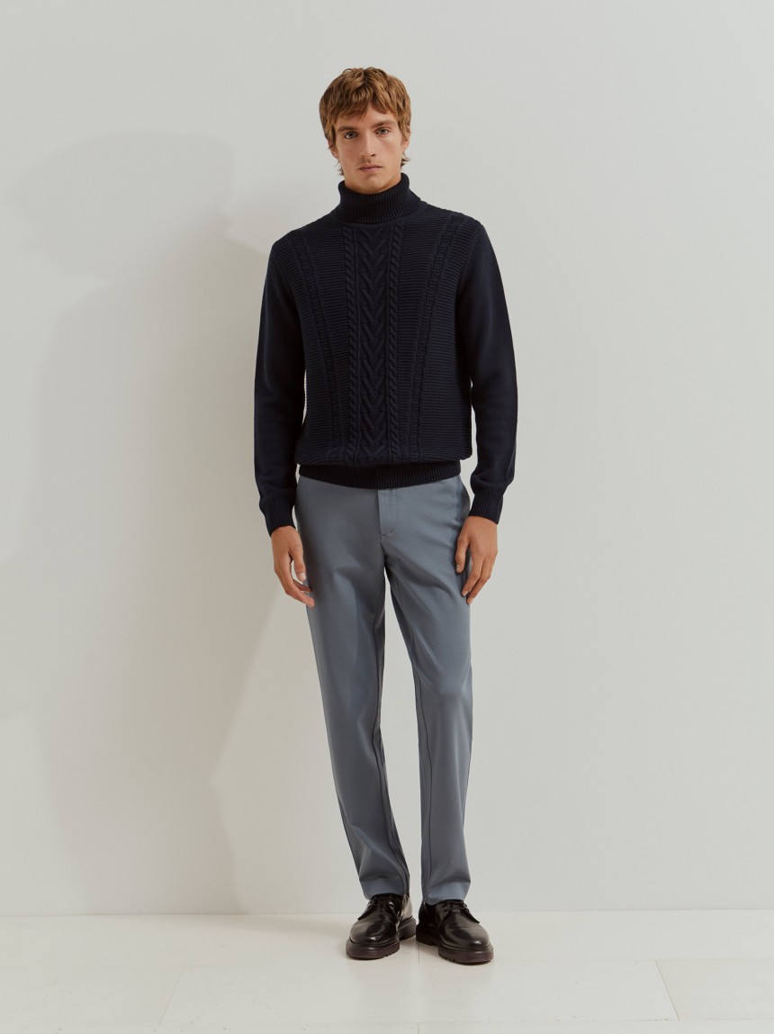 Calças chino regular fit vincadas