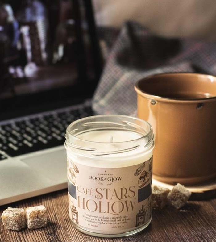 Book and Glow - *Mundos Extraordinarios* - Vegan Soy Candle - Café en Stars Hollow