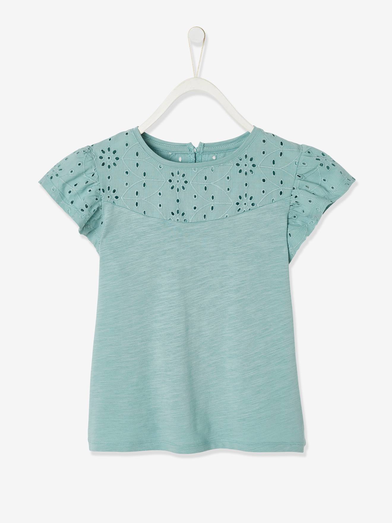 Camiseta feminina com bordado inglês e mangas lisas verde-claras com babados.