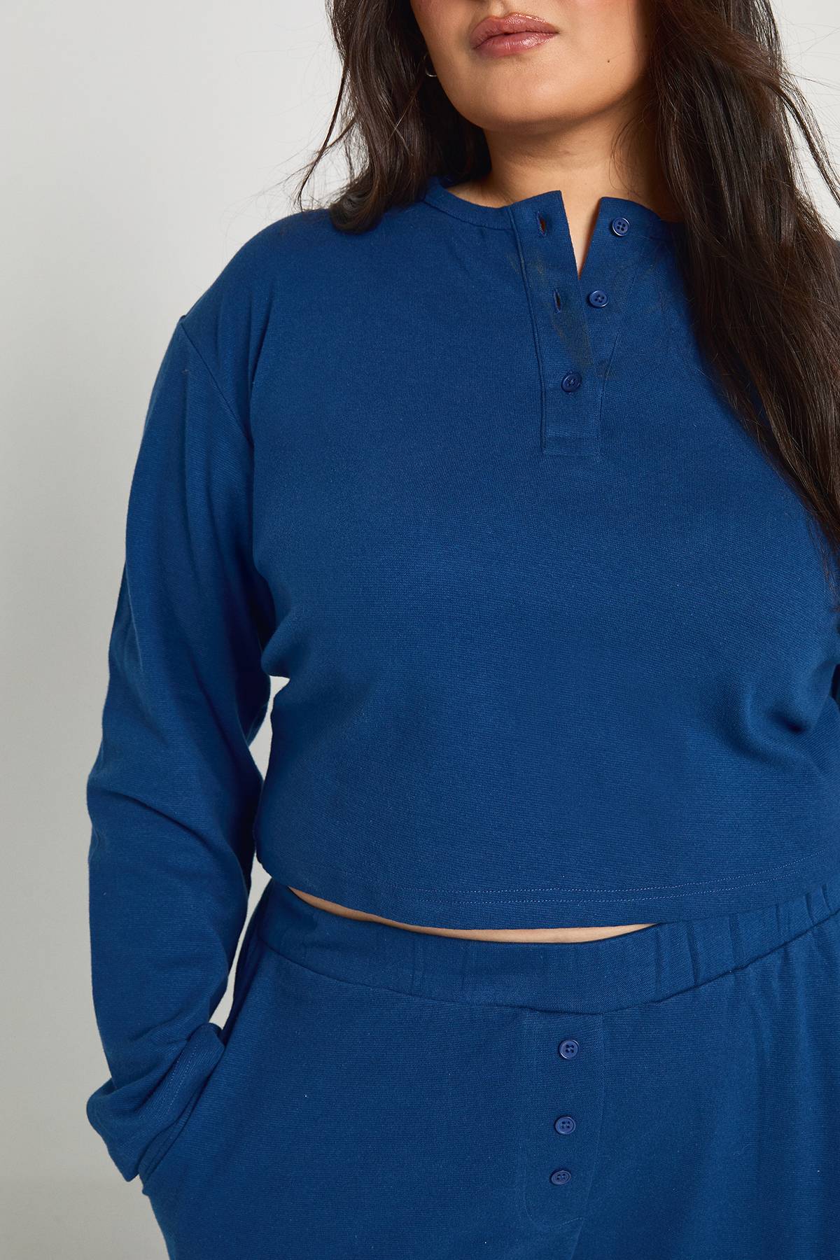 boohoo Ensemble Grande Taille Haut Court Col Rond Boutonné Et Pantalon En Coton