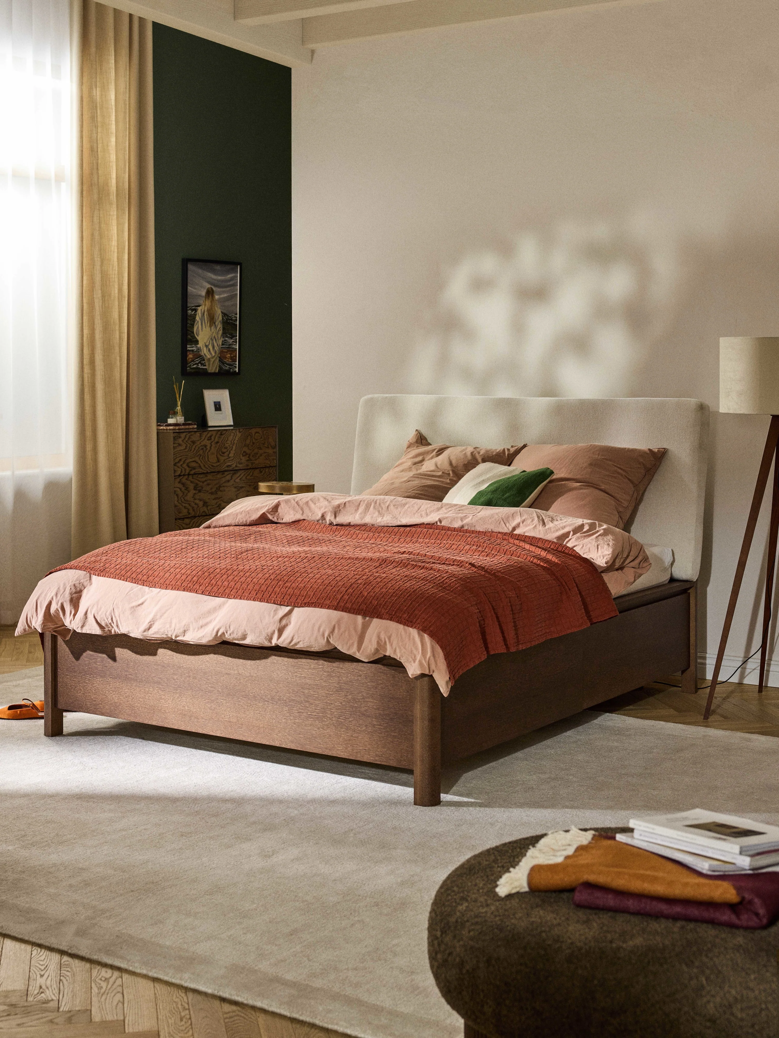 Houten bedframe Santiago met gestoffeerd hoofdeinde en lades