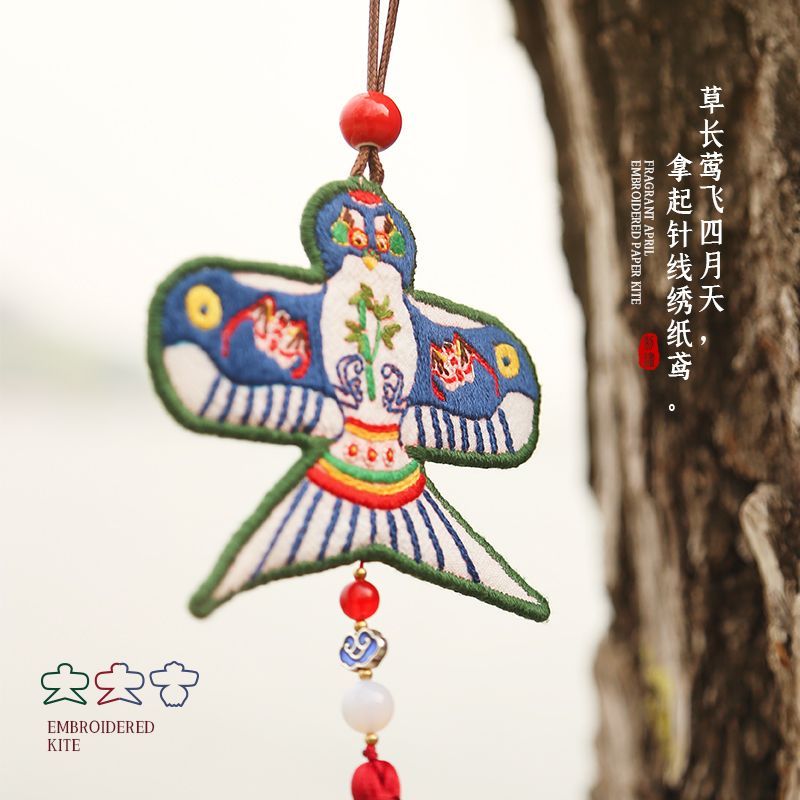Embroidery Kingdom - DIY borduurpakket met dierenvlieger-amulet