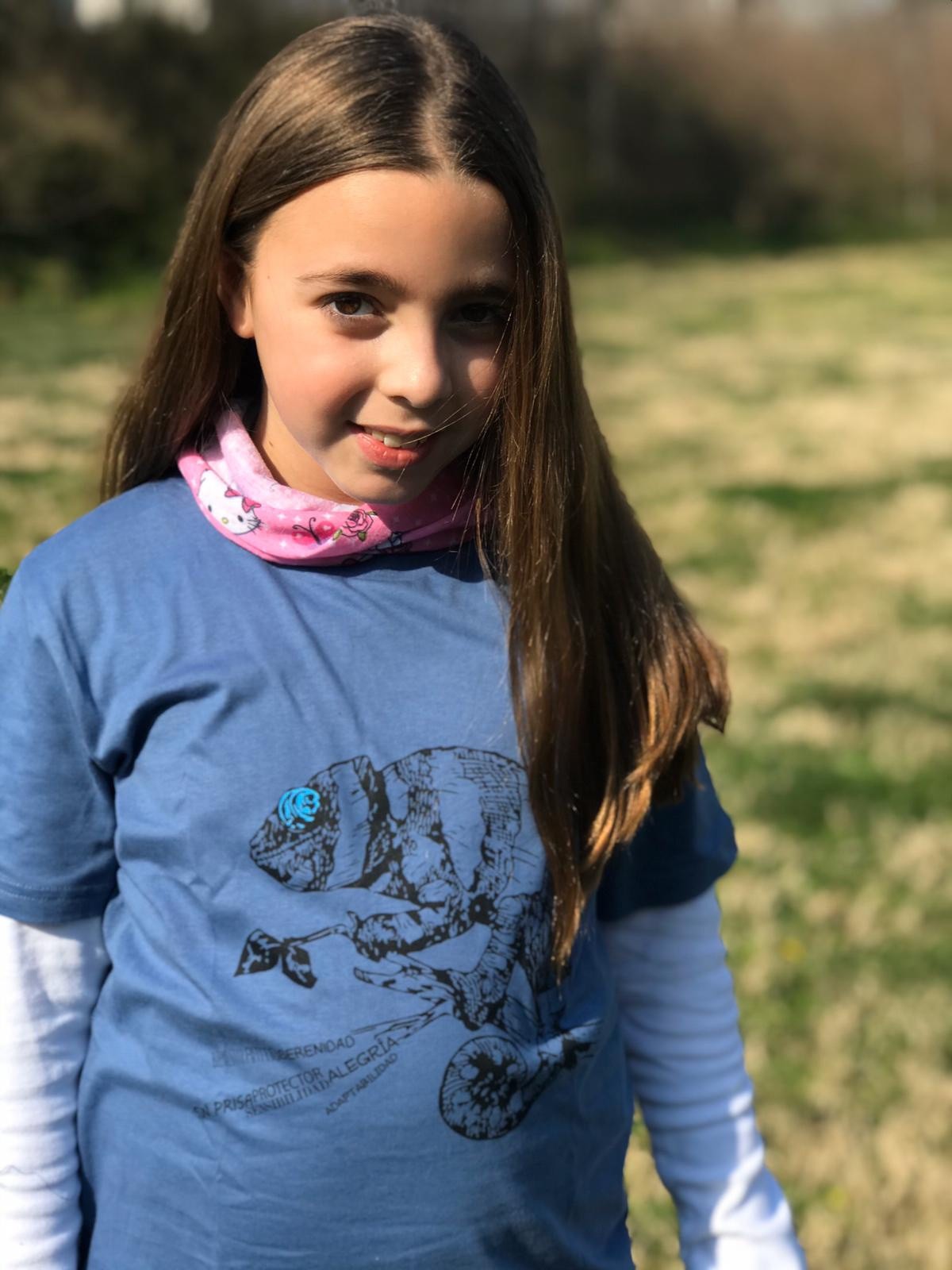 Camiseta infantil com estampa de camaleão branco, totem animal.