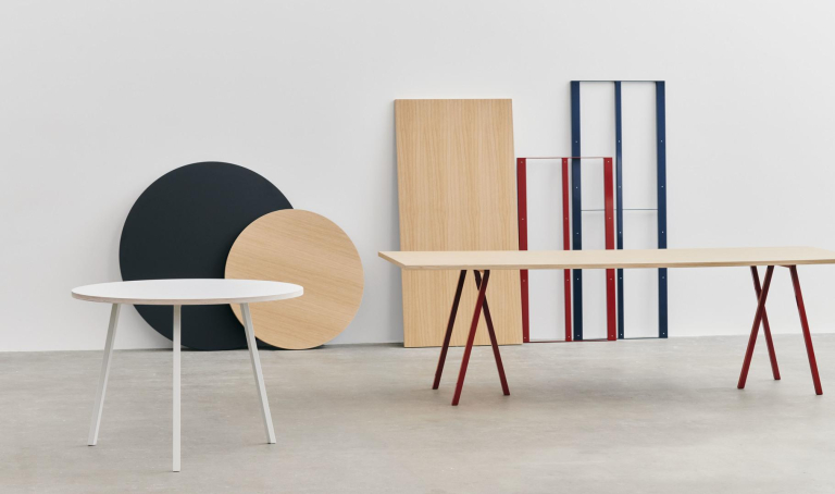 Hay Loop Stand Round eettafel Ø105 zwart onderstel, eiken gelakt