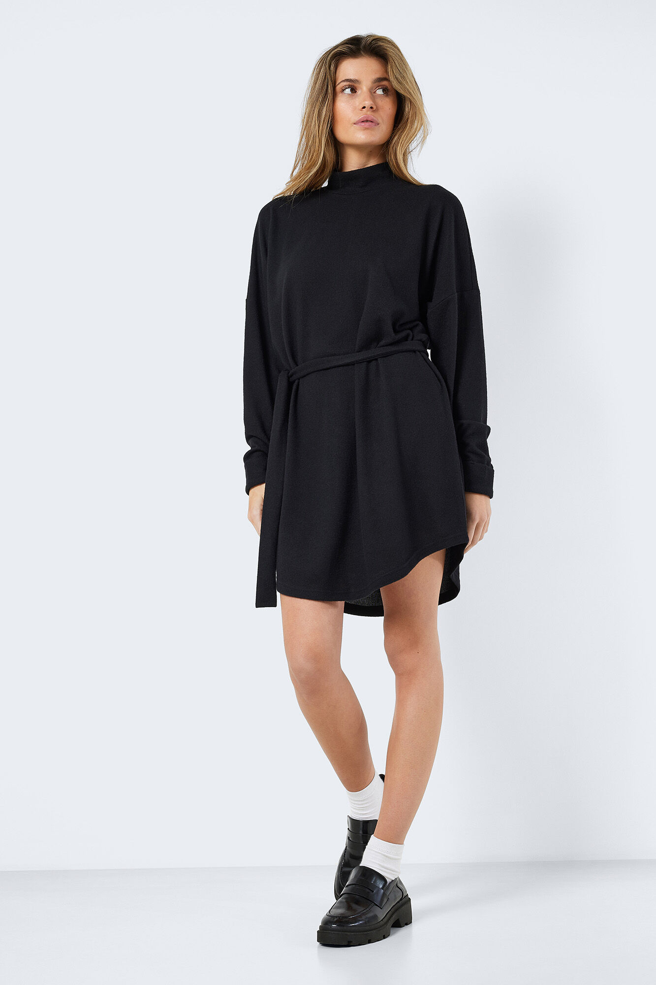 Vestido de malha com gola alta