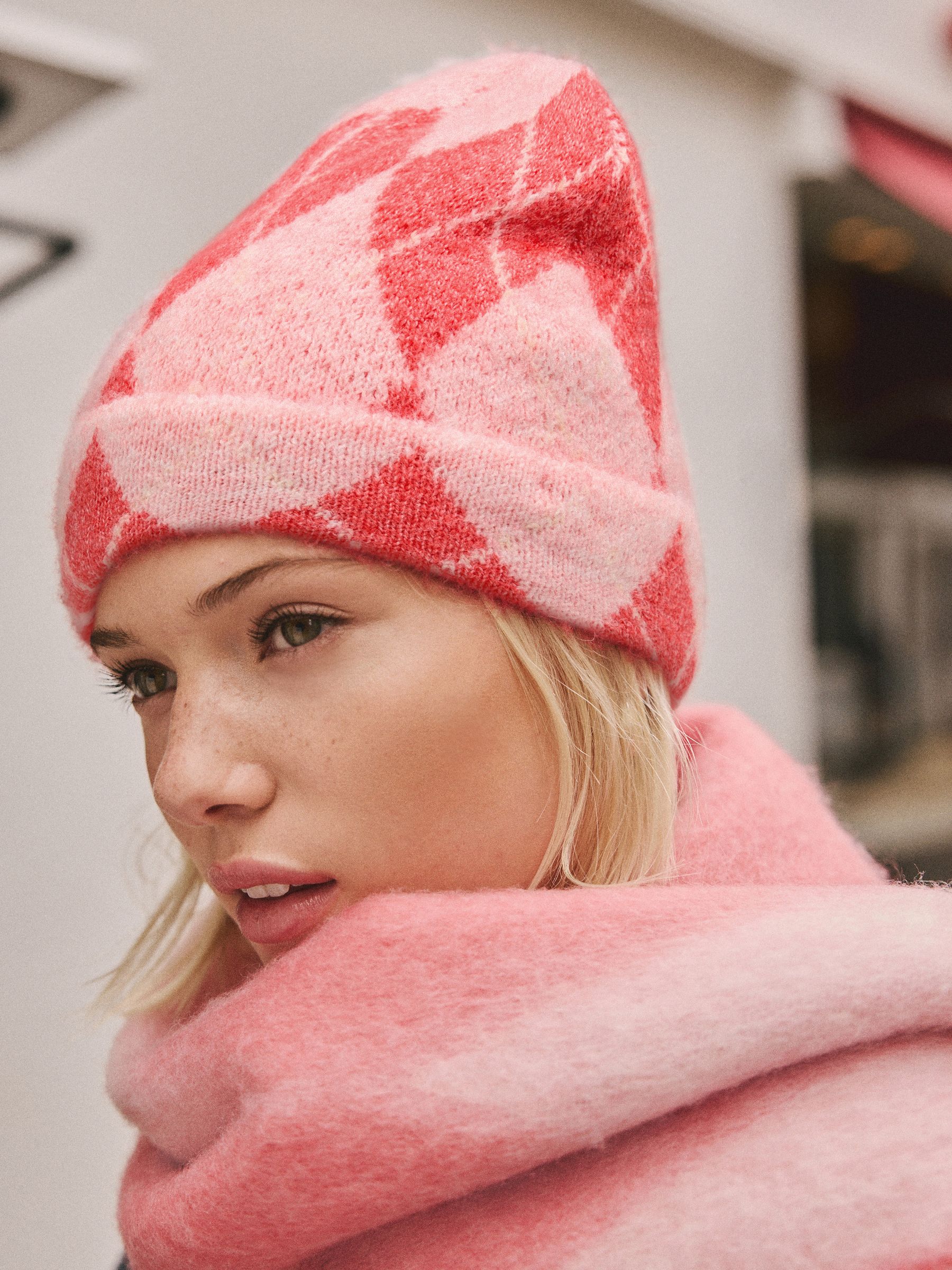 Rood/roze met ajourmotief - Gebreide beanie