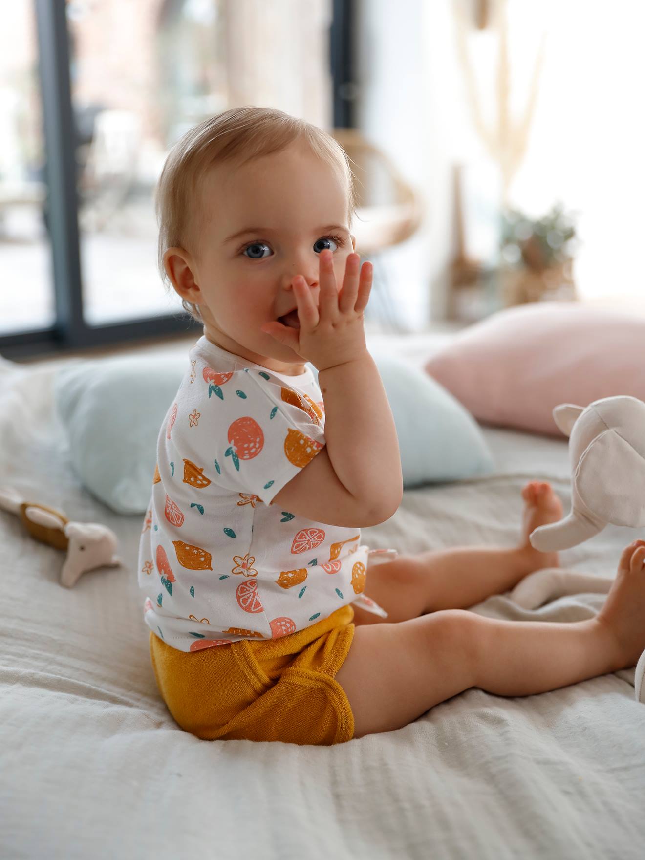 Pacote com 4 shorts de lã polar para bebê em dois tons de amarelo escuro/multicoloridos