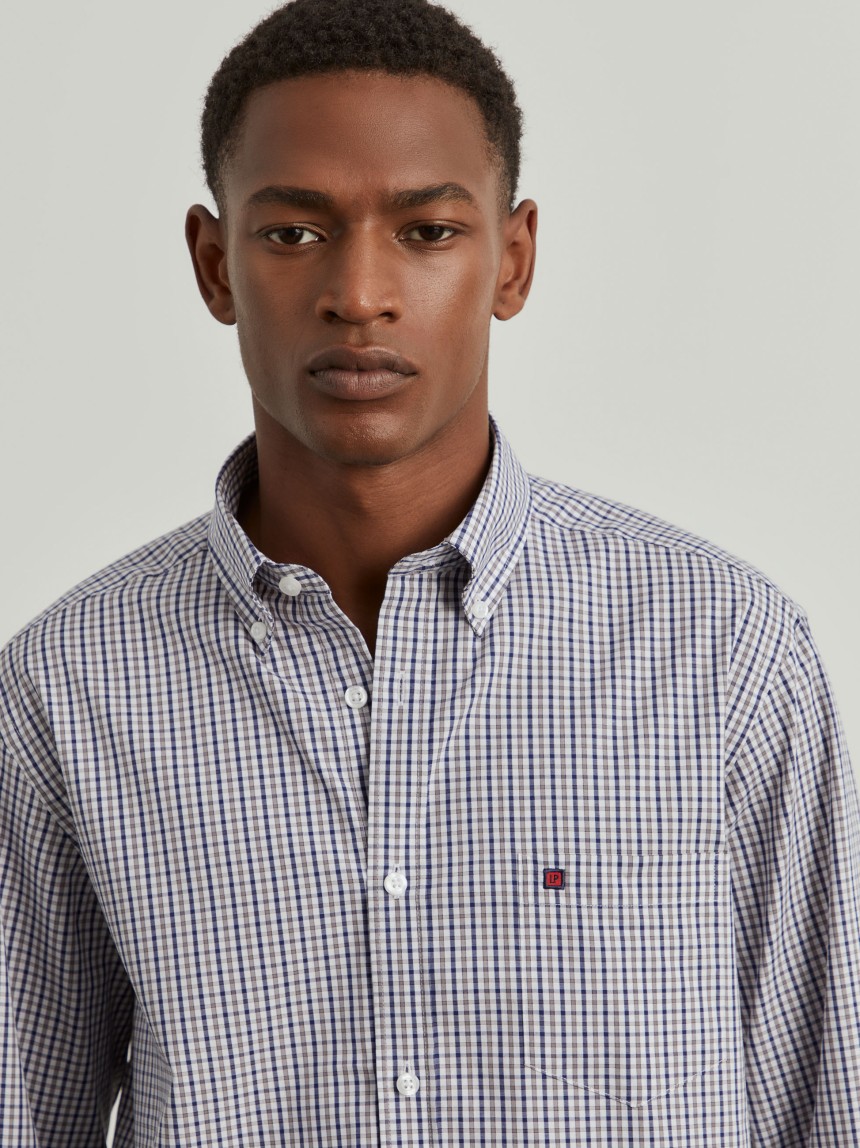 Camisa para homem regular fit de algodão em cor lisa