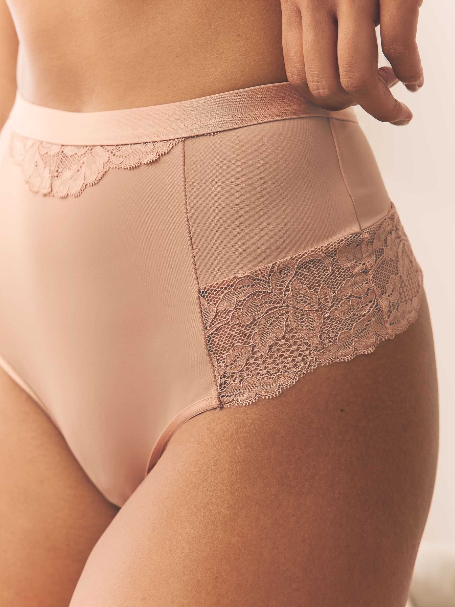 Wit/huidskleur - 2 Strings met licht buikcorrigerende hoge taille