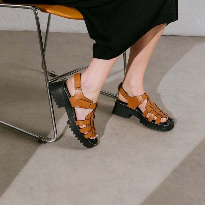 Sandales à brides et semelles crantées  en cuir glacé cognac