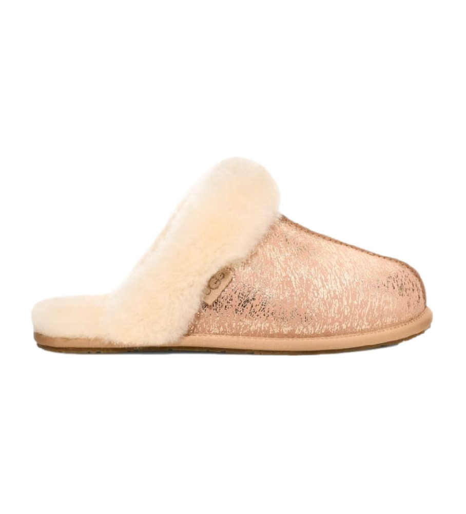 Pantufas UGG Scuffette II em couro nude fosco para uso doméstico