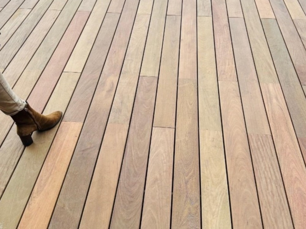 Pack complet 30m² lame de terrasse ipe grad clips lx900mm avec lambourde, flat rail, plot pvc et clé de démontage