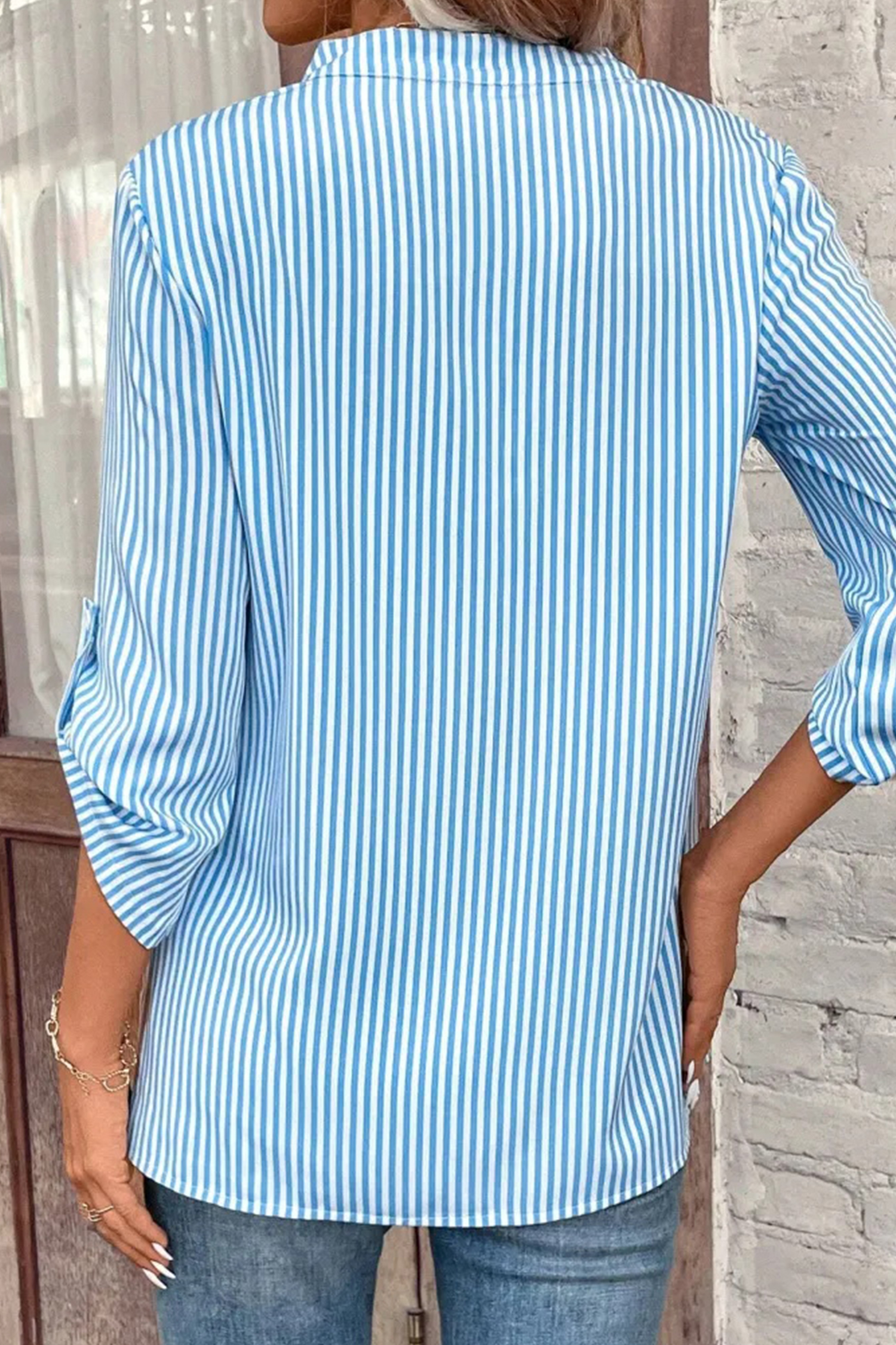 Blouse avec col en V et poches à rayures