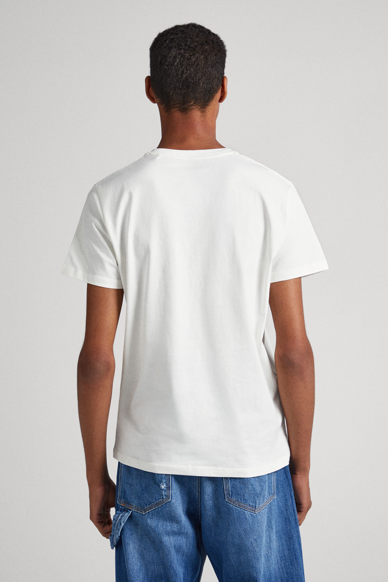 estampa de logotipo em camiseta
