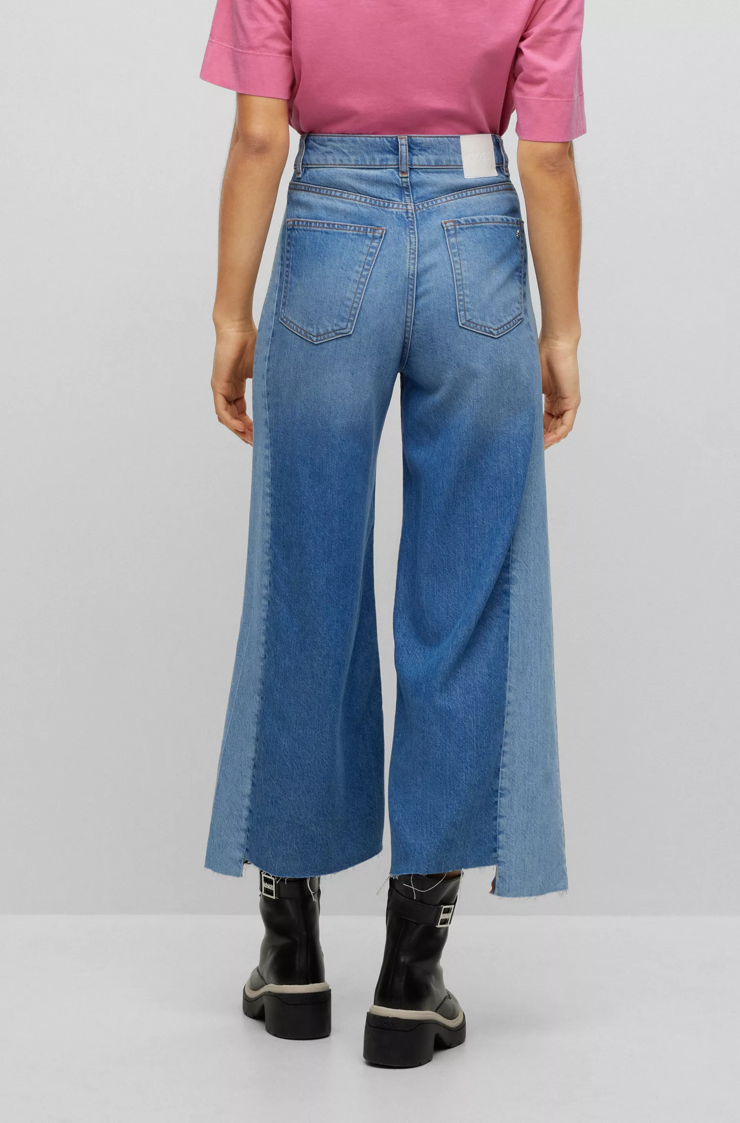 Calça jeans BOSS preta, corte reto, em denim bicolor azul.