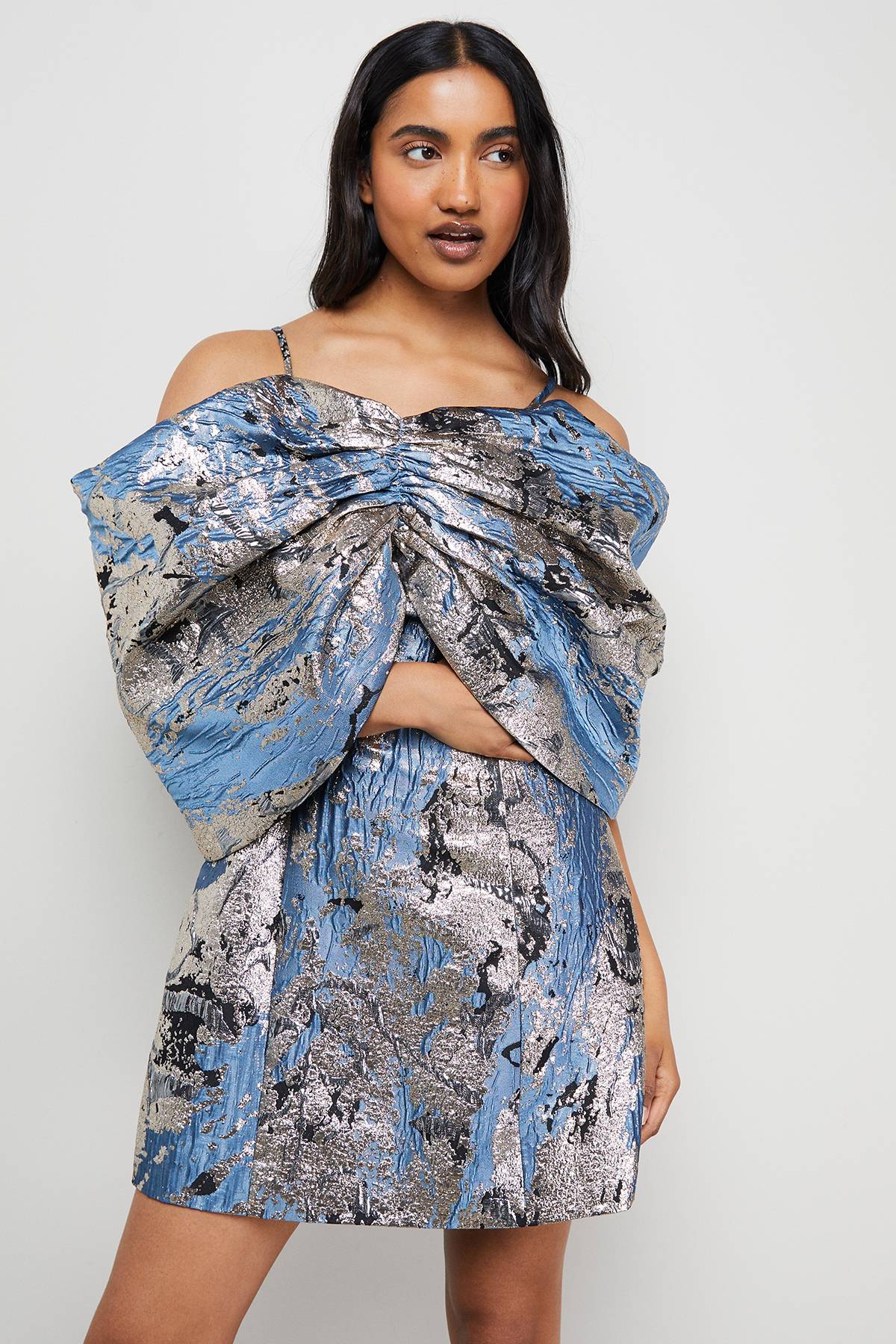 Warehouse Robe Mini à Manches Spectaculaires en Jacquard Métallisé