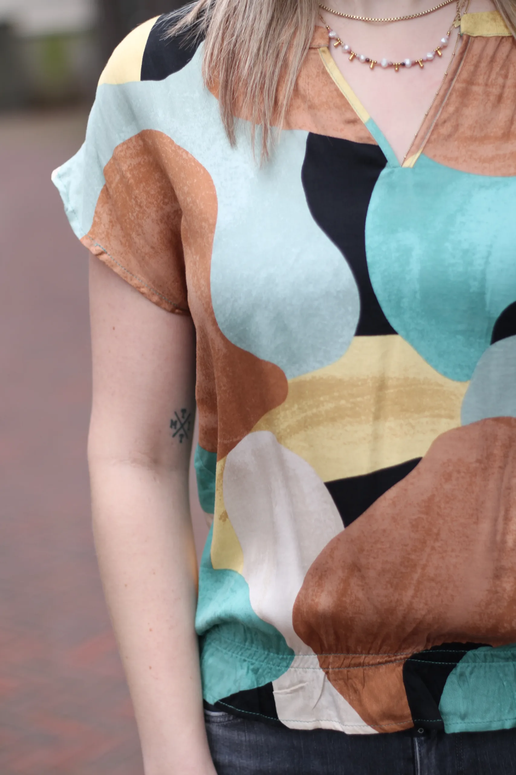 Culture - Dana Capsleeve Blouse - Green Milieu Art