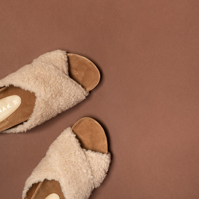 Mules à brides croisées  en fourrure beige