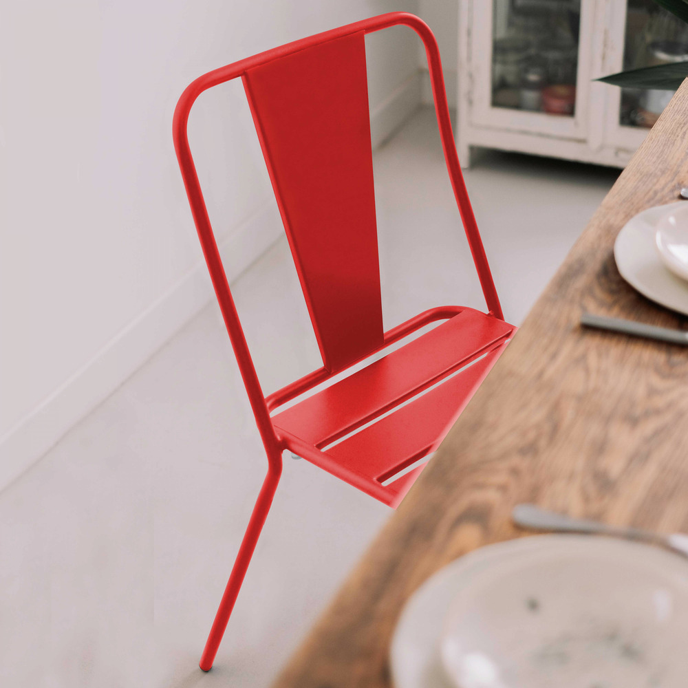 Chaise en métal rouge