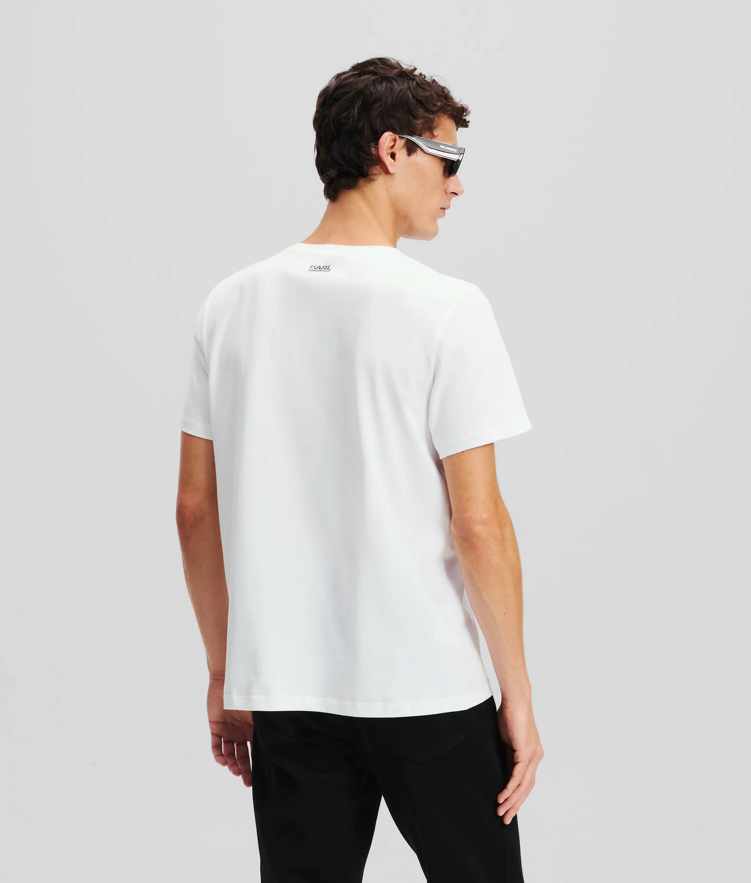 T-SHIRT AVEC ÉCUSSON EN CAOUTCHOUC