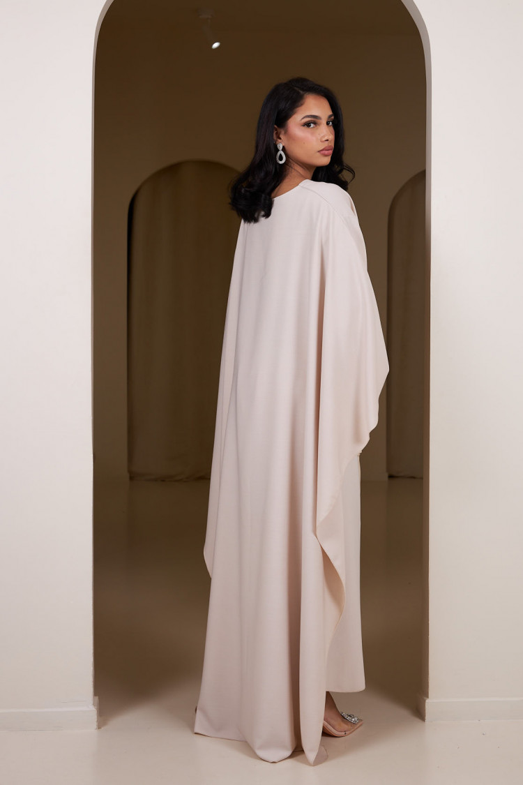 Robe beige ample à manches chauves-souris ceinturée